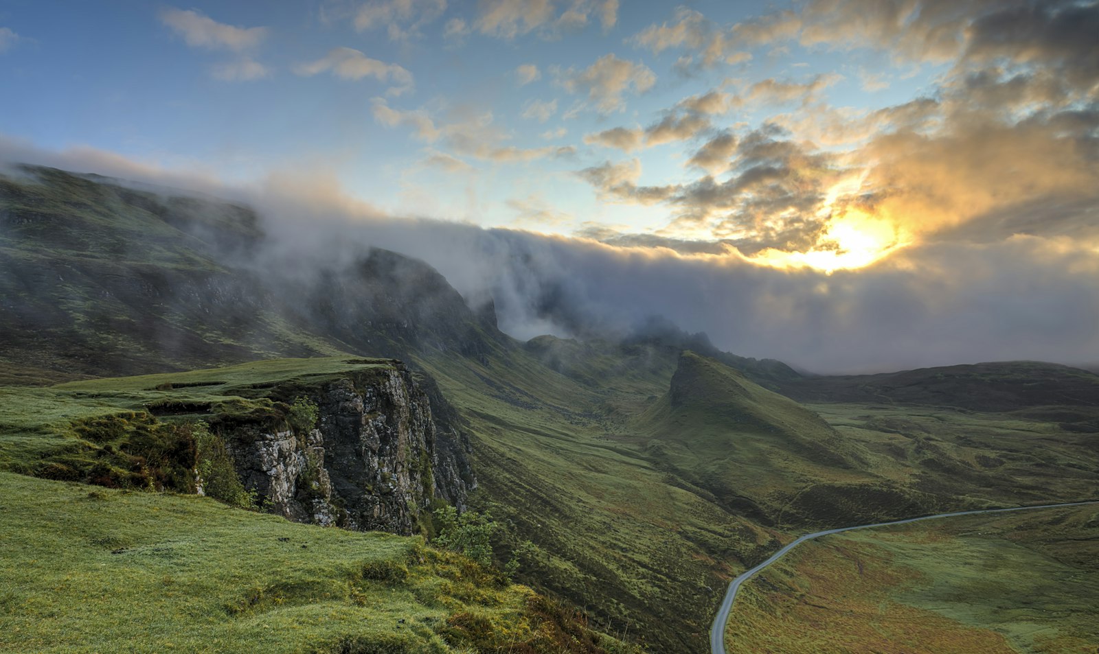 Collines verdoyantes dans la brume du matin